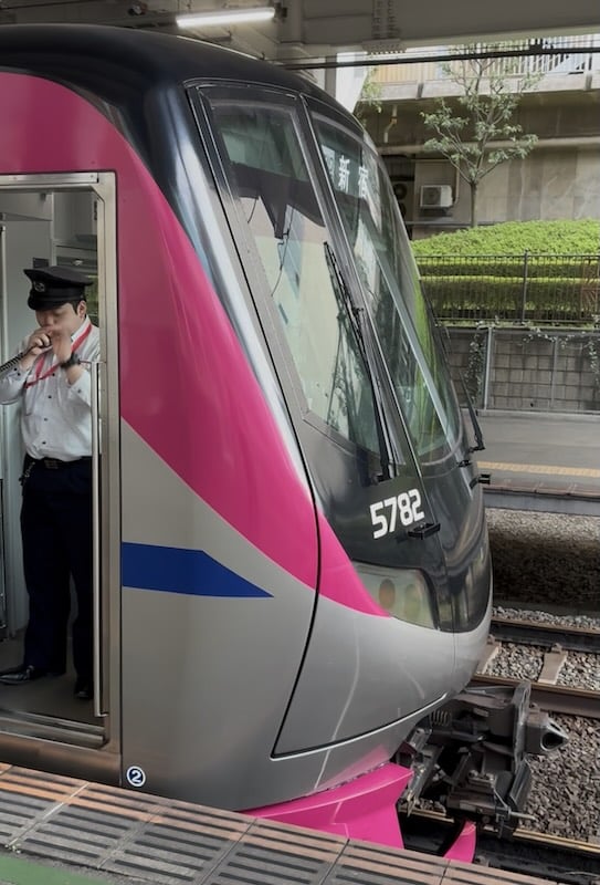 京王ライナーは、長距離を利用する乗客の着席ニーズに応えることを目的として、2018年2月に導入された座席指定列車