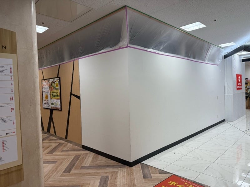 おかしのまちおかが出店するココリア多摩センター地下1階のクスリの龍生堂薬局跡地に設けられた仮囲い