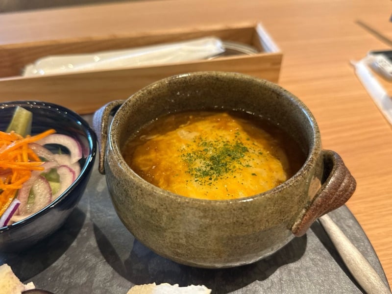 果実屋珈琲 八王子南大沢店のチーズがとろけたオニオングラタンスープとミニサラダ
