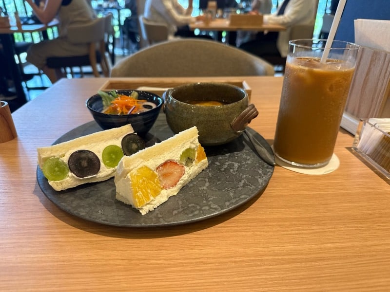 果実屋珈琲 八王子南大沢店の店内で味わったサンドプレートとアイスコーヒー