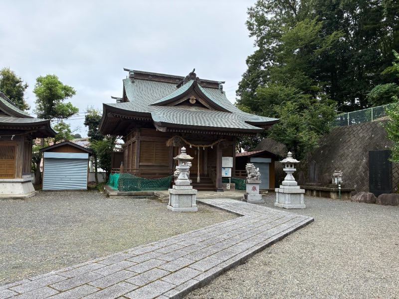 上柚木愛宕神社の社殿と参道