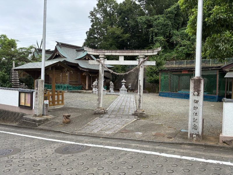 柚木街道沿いから見た上柚木愛宕神社の鳥居