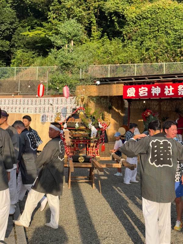 昨年の例大祭で境内に置かれた神輿と祭禮の横断幕