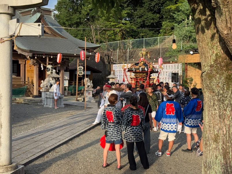 昨年の例大祭で境内を渡御する上柚木愛宕神社の神輿