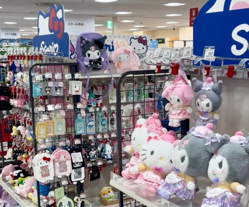 ハローキティやクロミ、マイメロディのぬいぐるみとキーホルダーが並ぶサンリオ売り場