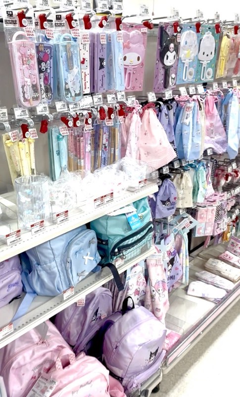 サンリオ柄の筆箱や巾着、リュックサックが並ぶスクール用品コーナー