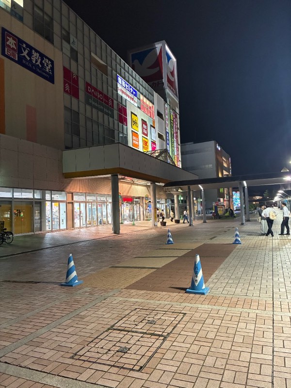 イトーヨーカドー南大沢店・文教堂前のデッキ。八王子市と書かれた青白の三角コーンが置かれている