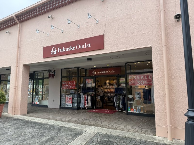 ファクトリーアウトレッツ1階にあるFukuske Outletの店舗外観