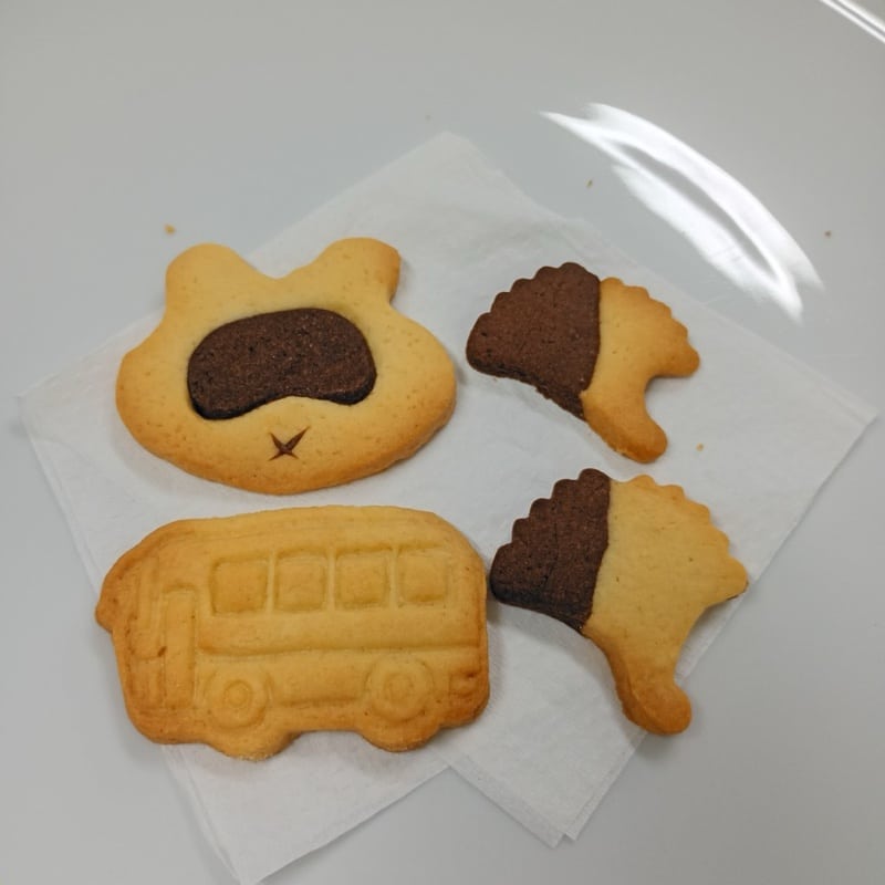 はちバスクッキーの3種類。バスの形、たぬきの顔、いちょうの葉をかたどった手作りクッキー