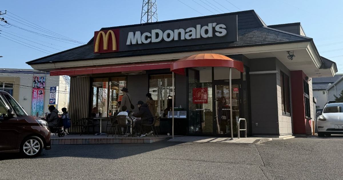 多摩境通り沿いのマクドナルド多摩境店。黒い屋根にMcDonald'sの看板と店頭のテラス席がある