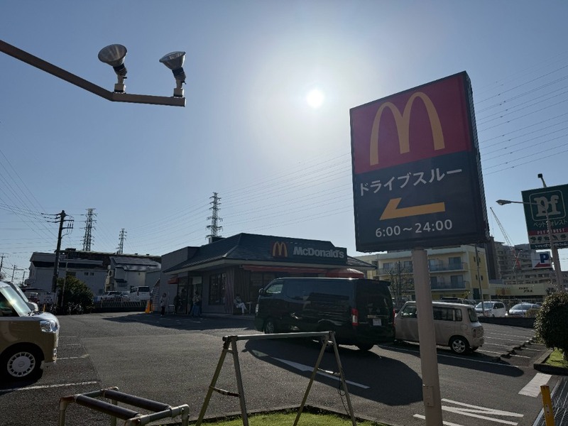 マクドナルド多摩境店のドライブスルー案内。6:00～24:00、駐車場と店舗建物