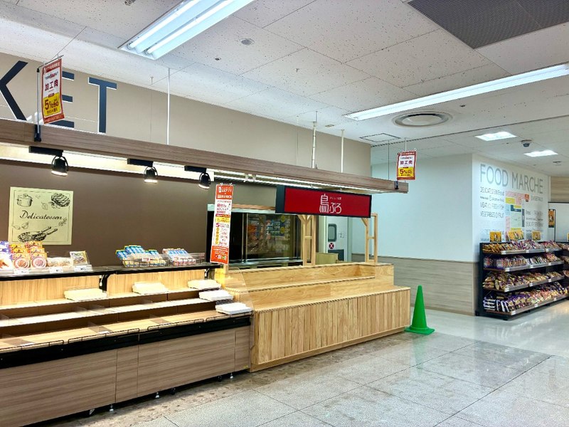 FOOD MARCHEの表示がある食品売場と、鳥ぷろの木製カウンター