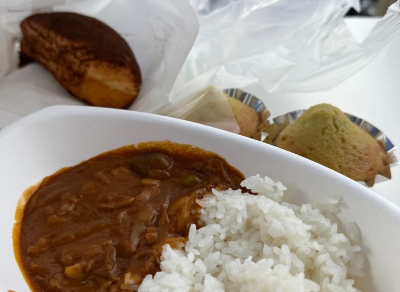ハヤシライス、揚げパン、緑色の桑都カップケーキ