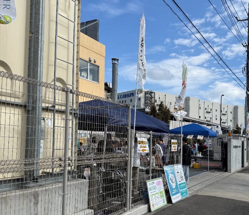 給食センター南大沢の側面。金網、青いテント、のぼり