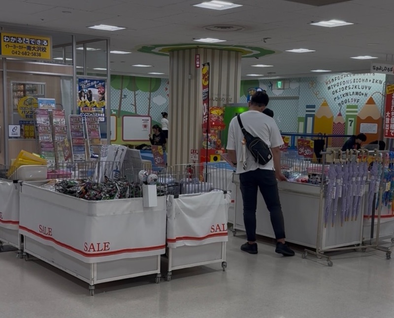 SALEと書かれたワゴンに並ぶ文房具や傘