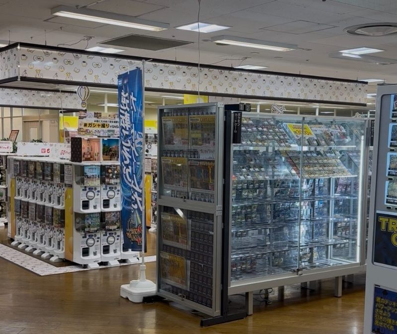 文教堂内のガシャポンのデパート。カプセル自販機と商品ケース