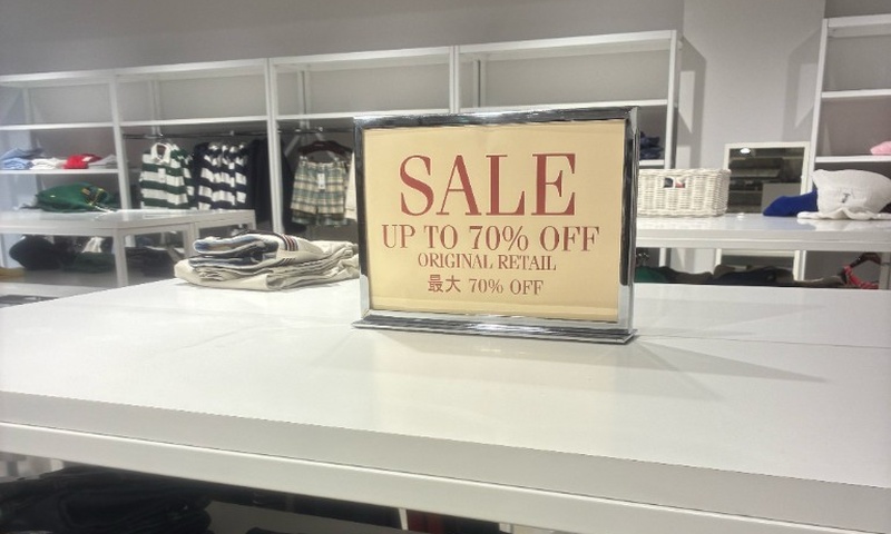 ポロ ラルフ ローレン ファクトリーストア店内のセール掲示。SALE UP TO 70% OFF ORIGINAL RETAIL、最大70% OFF