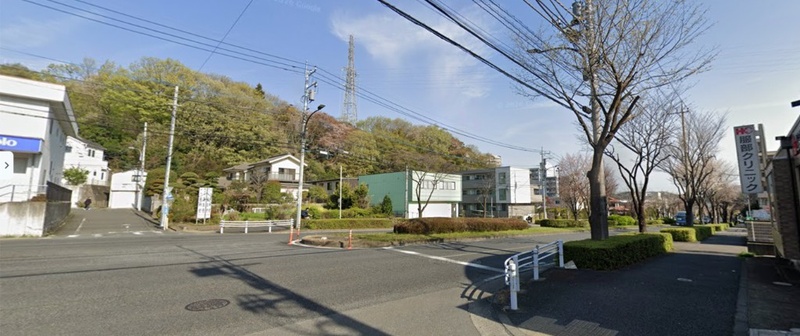 八王子市別所の155号線、服部クリニックの看板が立つ交差点付近