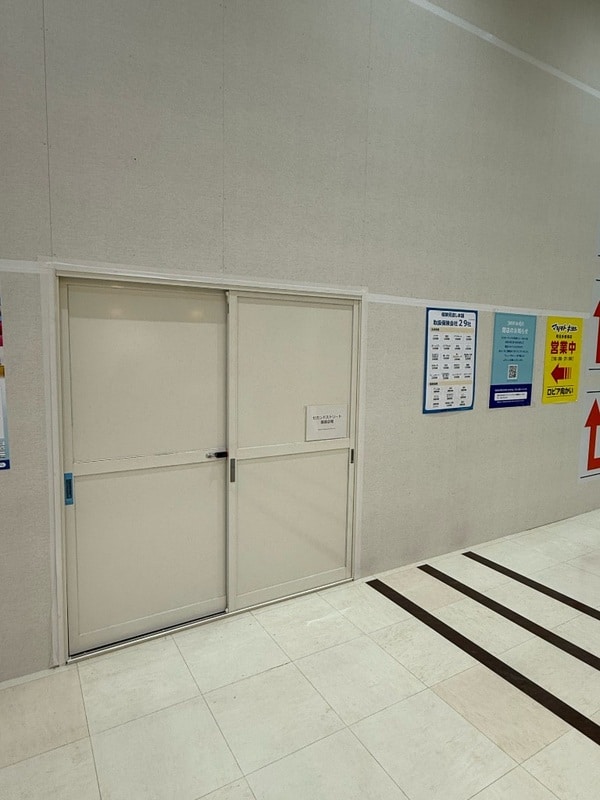 ミスターマックス町田多摩境SC1階の空き区画の扉。セカンドストリート面接会場の貼り紙がある
