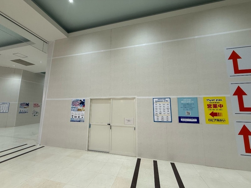 ミスターマックス町田多摩境SC1階中央の空き区画。扉にセカンドストリート面接会場の案内