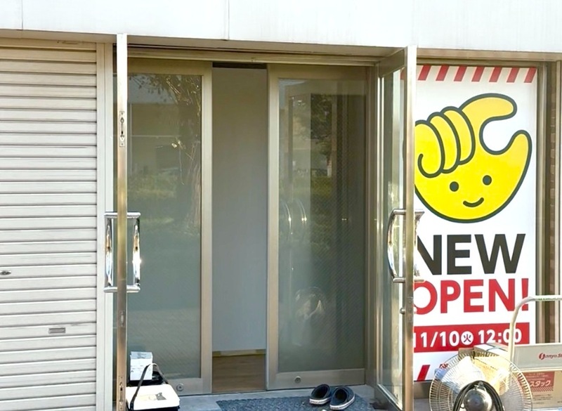 chocoZAP八王子松木店のガラス扉の入口とNEW OPEN告知