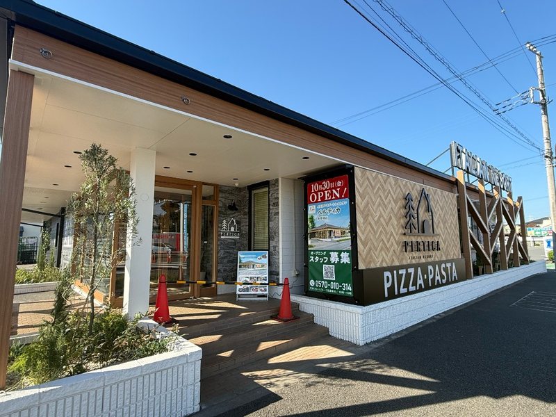 外観改装が完了したペルティカ多摩境店の入口と10月30日(金)OPENの看板