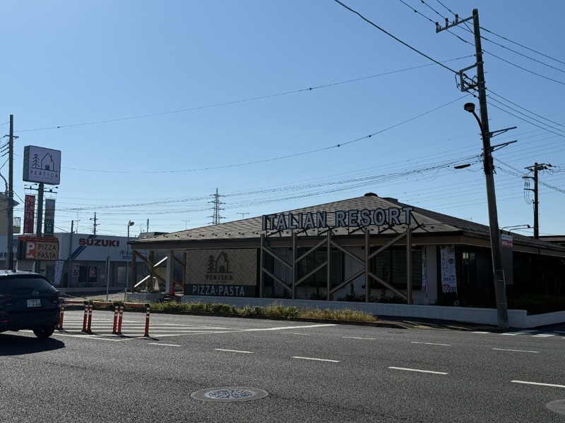 町田街道から見たペルティカ多摩境店。屋根にITALIAN RESORTの看板