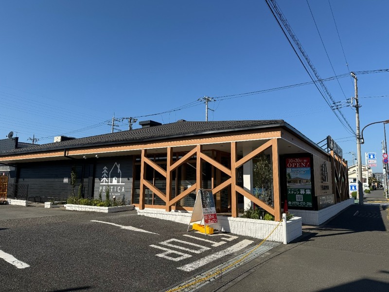 木目調の柱で一新されたペルティカ多摩境店の外観と駐車場