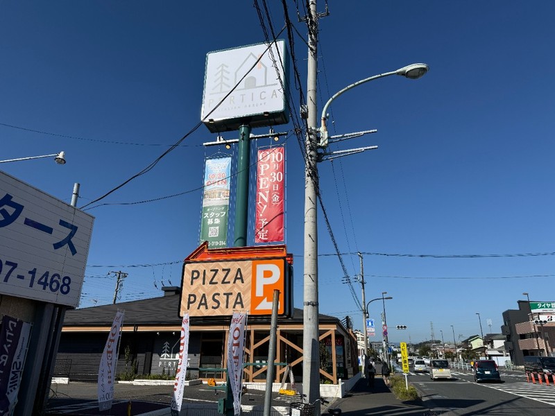 町田街道沿いに立つペルティカの看板と10月30日OPEN予定ののぼり