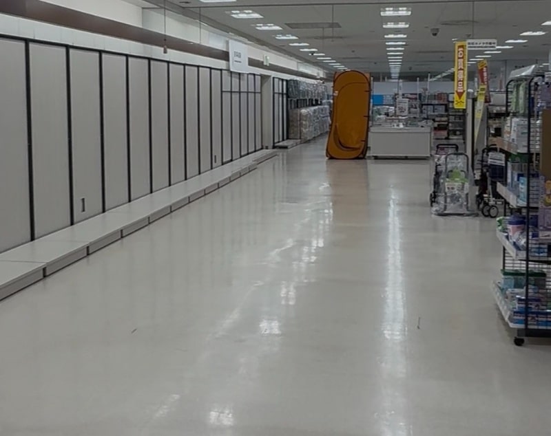商品が撤去されて空きスペースになったイトーヨーカドー南大沢店3階の売り場