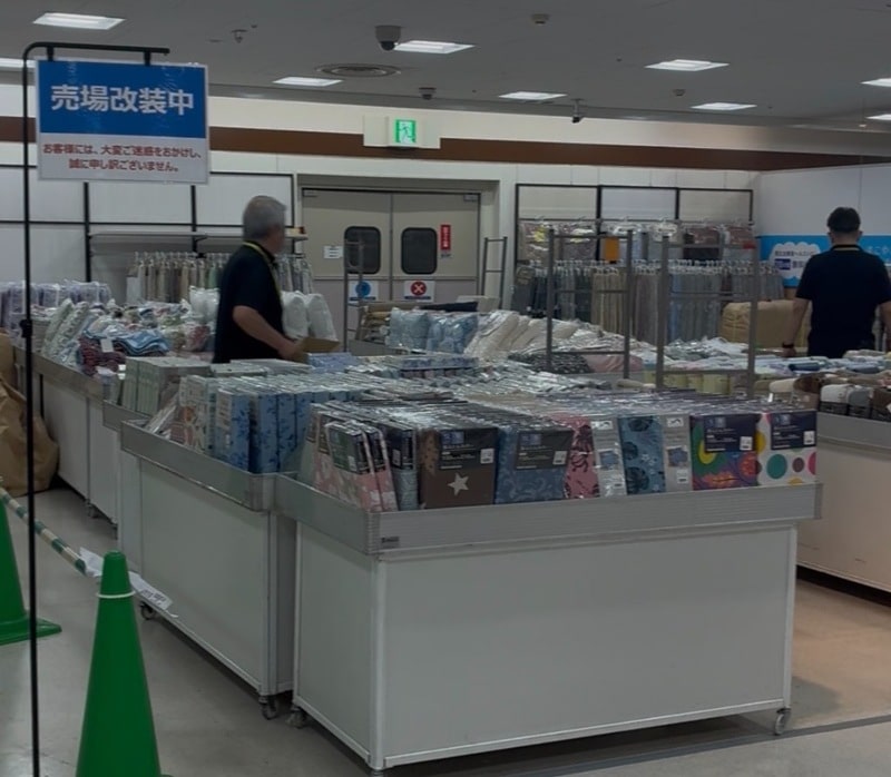 売場改装中の案内と寝具の売り尽くしセール