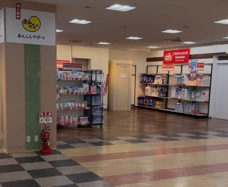 アカチャンホンポSelectionの棚が並ぶベビー用品売り場