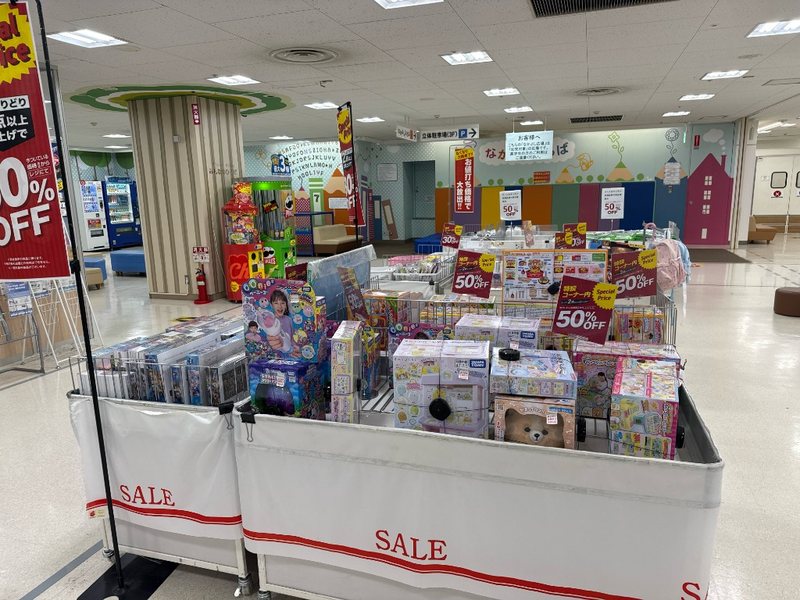 なかよしひろば前で行われているおもちゃの50%OFFセール