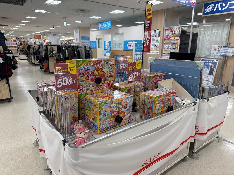 アンパンマンのおもちゃが並ぶ特価コーナーの50%OFFセール