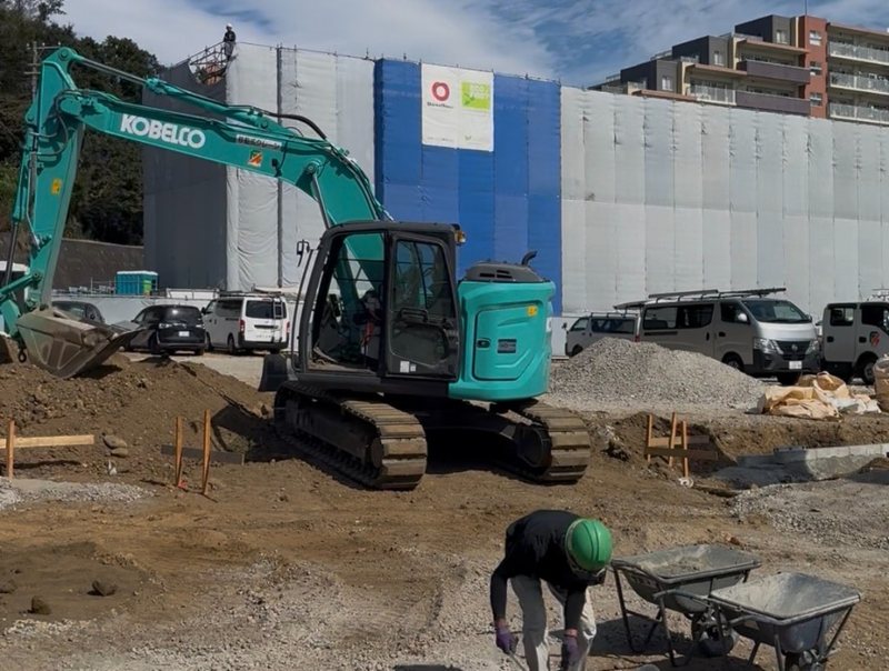 オリーブの丘の敷地内で進む工事と奥の大和ハウスの建設現場