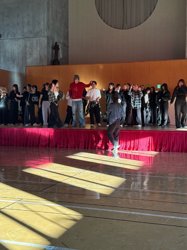 絆祭2025のステージで発表するダンスサークル